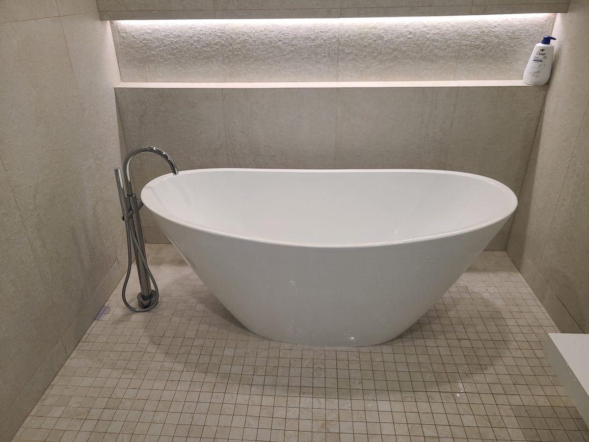 Freestanding soaking tub